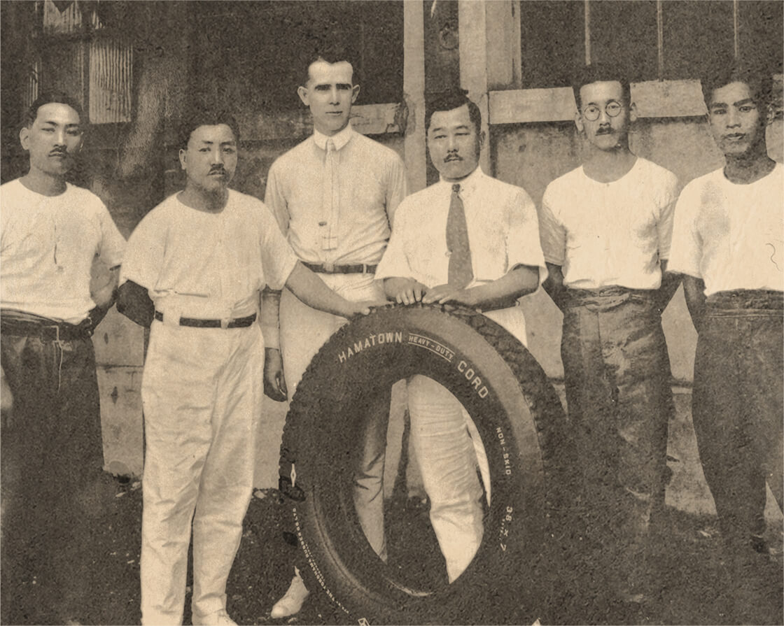 Staff at the Hiranuma Plant with the Hamatown Cord Heavy-Duty tyre